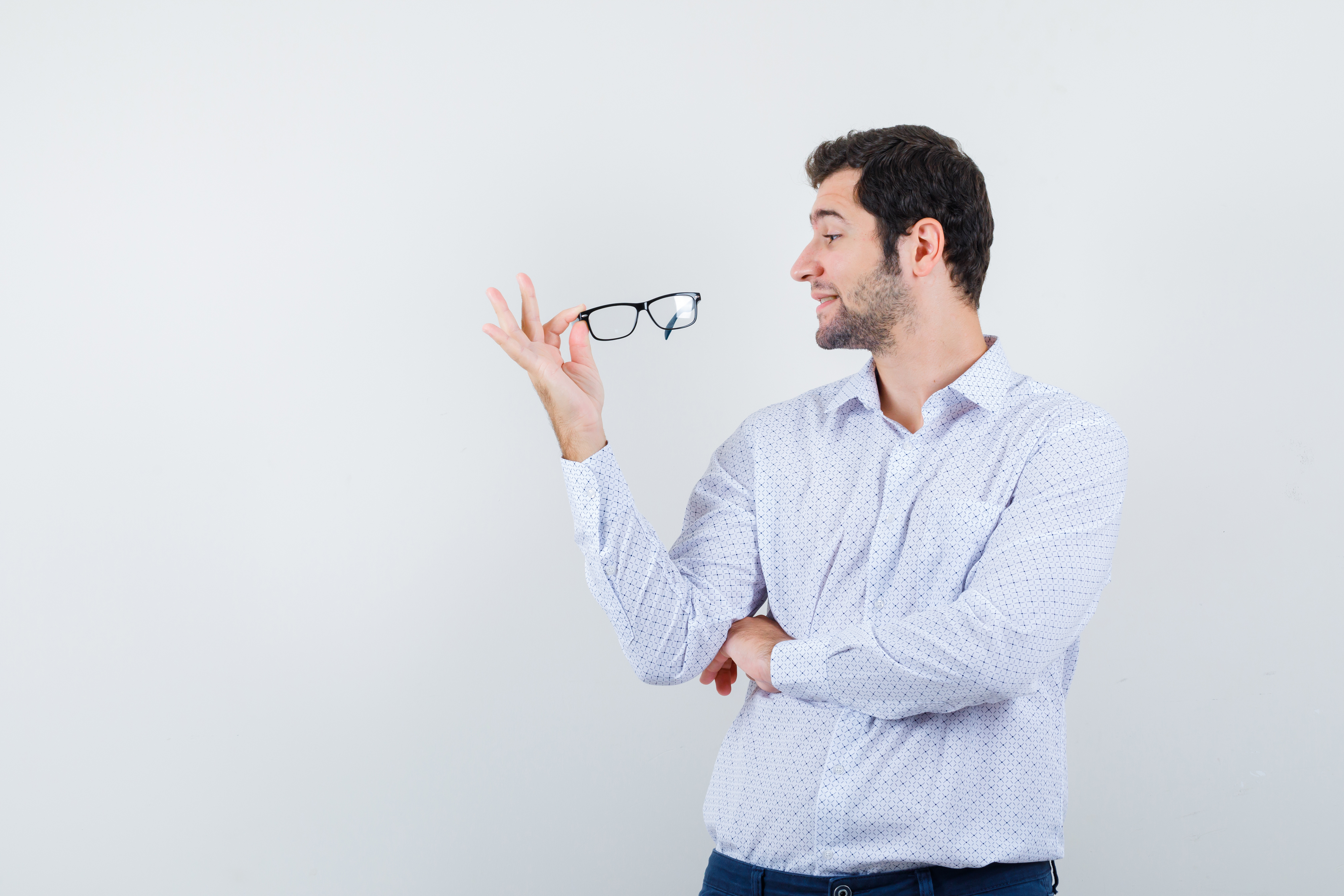 Variedad de lentes de alta calidad exhibidos en óptica